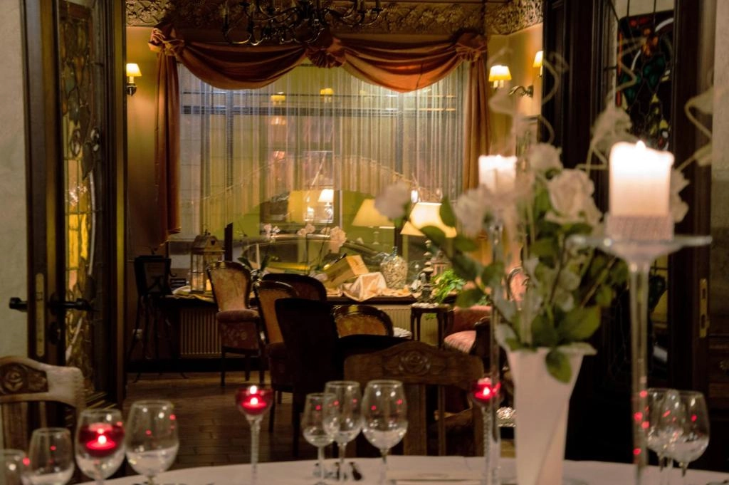 Hotel Petite Fleur dining room